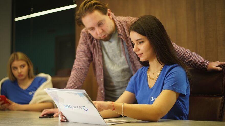 Senior AstwellSoft engineer mentoring a teammate